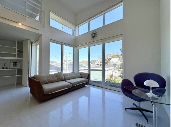 高窓から光が差し込む明るいリビング