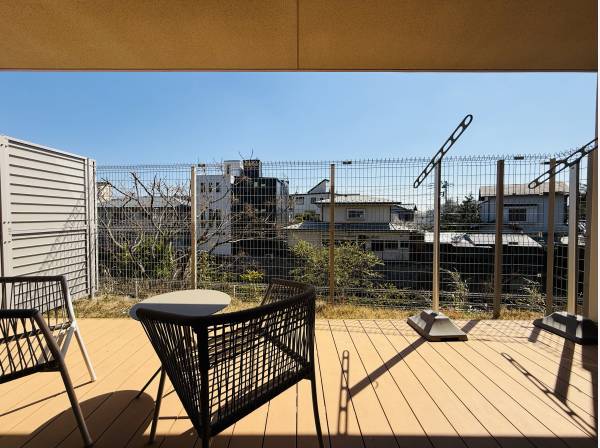 前面に建物がなく、開放的なウッドテラス