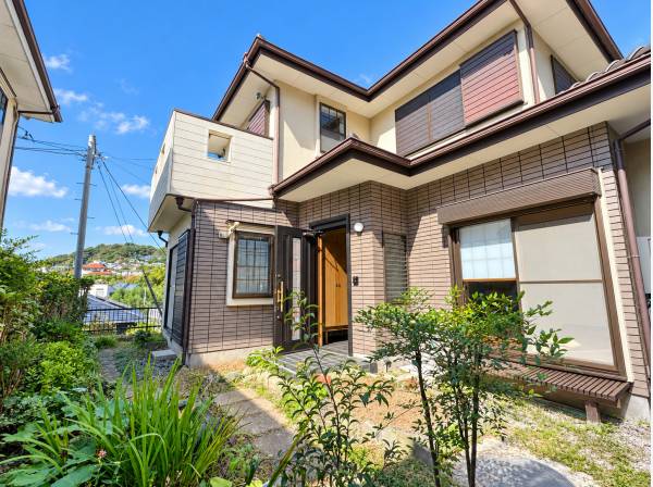 庭の緑と落ち着いた外観が調和する住まい。葉山で穏やかな毎日を。