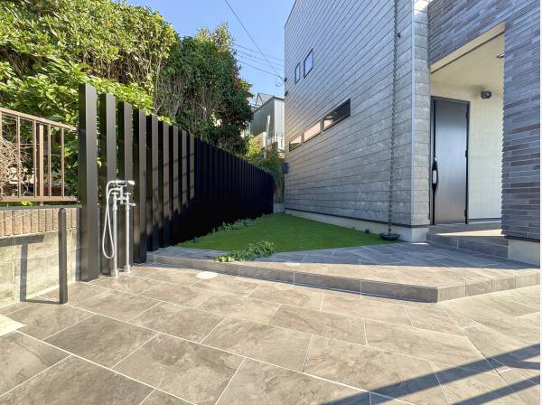 玄関前には外シャワーのご用意も。海近リゾートハウスの必需品。