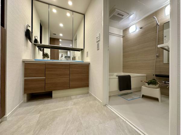 サニタリールームとバスルーム