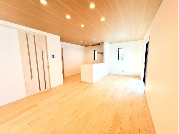 木目調天井にダウンライト！洗練された内装に一目惚れ間違いなし