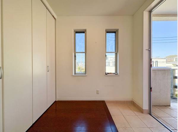 収納スペース豊富な明るい玄関ホール