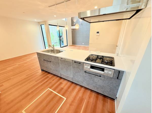 リビングを見渡せる、ラグジュアリー感漂うスタイリッシュなキッチン