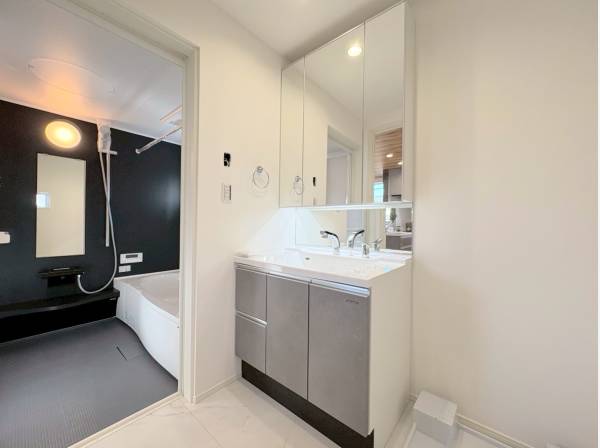 洗練されたデザインでスタイリッシュなパウダールーム