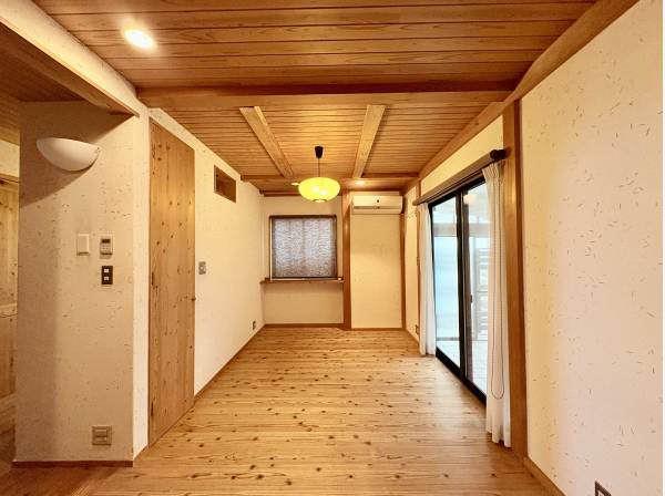 和のテイストが入った洋室