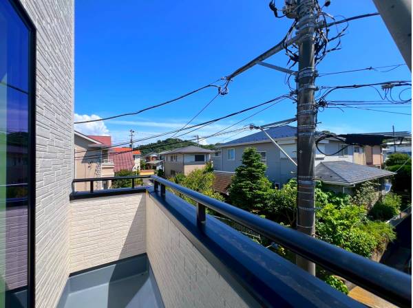 バルコニーからは鎌倉の街並みと青空を望みます