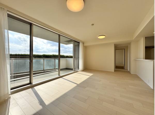 大開口から光が広がるリビングは、家族が自然と集まる空間。