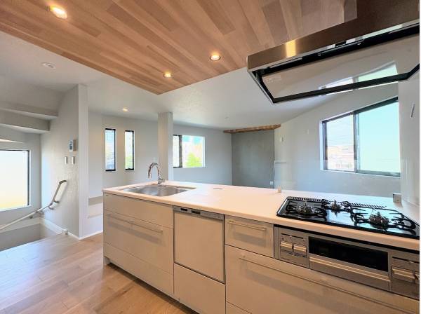 家族との会話が弾むオープンキッチンです