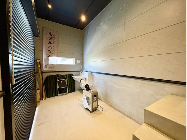 玄関横にはミニガレージ付きです