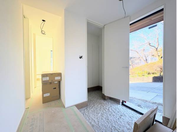 収納も多く明るい玄関