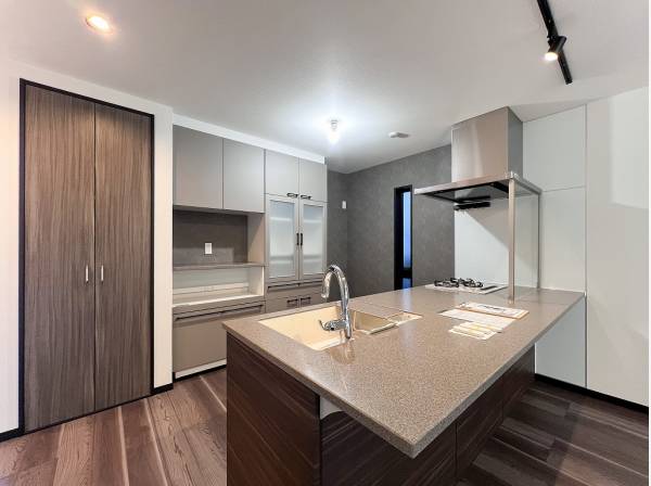 ワイドなキッチン天板は作業スペースも広々