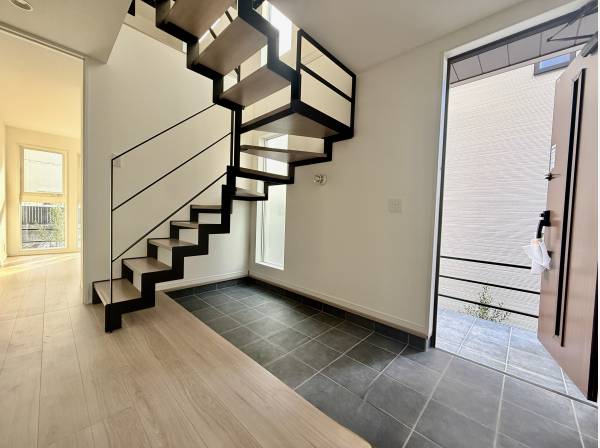 広々とした玄関