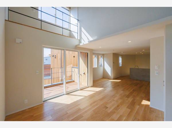 光と木の温もりが広がるゆとりある大空間LDK。