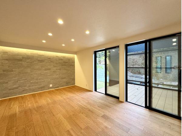 間接照明にアクセントパネルが効いたリビング空間