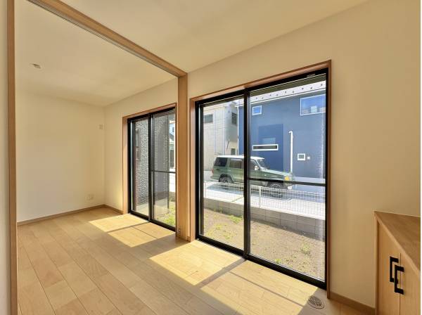 陽光を沢山取り込める大きな窓を設置、明るい居室です