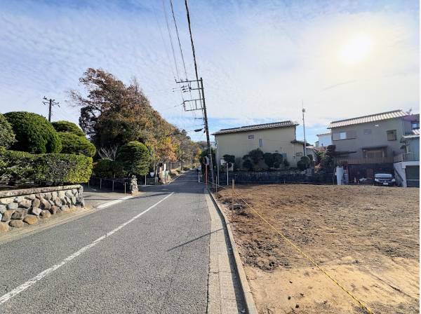 前面道路も幅約6.2mありますので車でも楽々です