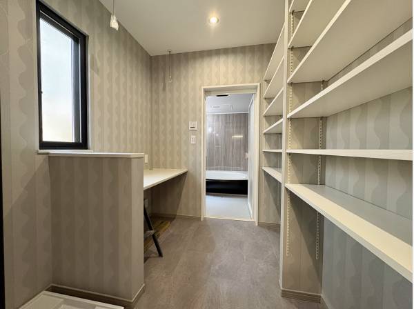 タオルやストック品を置ける収納棚