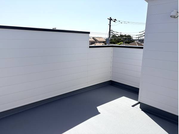 周囲の視線を気にせずくつろげる、広々とした屋上テラスです