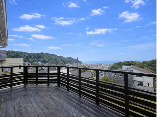 海と街並みを望む、視界が抜けるパノラマビュー。