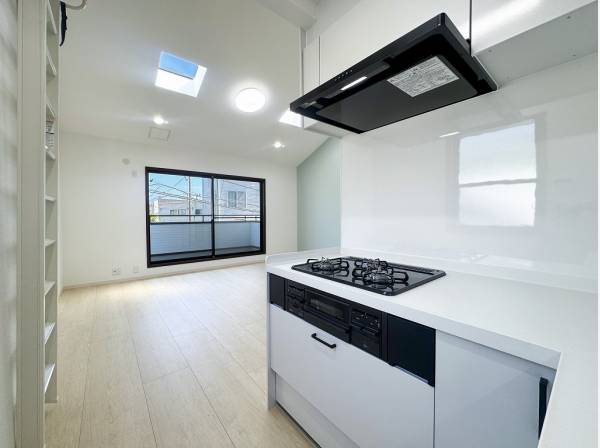 作業スペースの広いL字型キッチンへも天窓から光が届きます