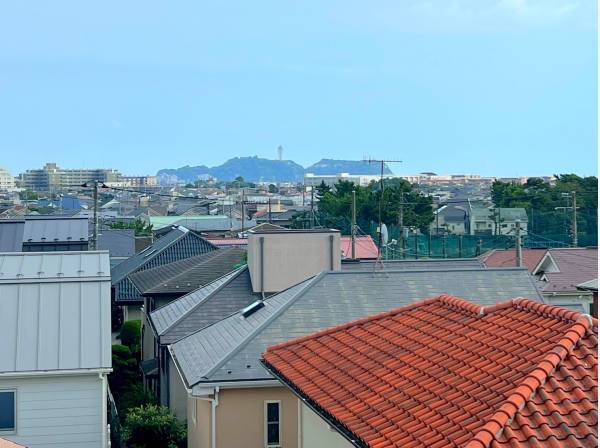 洗練された街並みの先に望む江ノ島