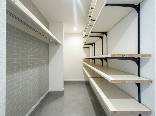 大容量のシューズインクロークはマリングッズなどもスッキリ収納