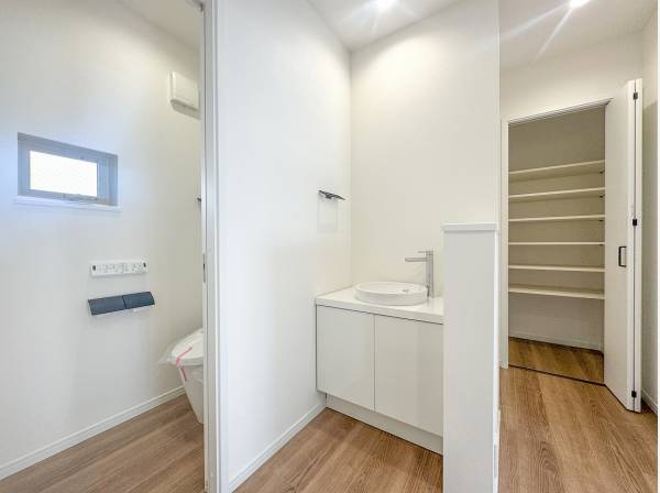 2階サニタリー 階段ホールに備わった収納も重宝しますね