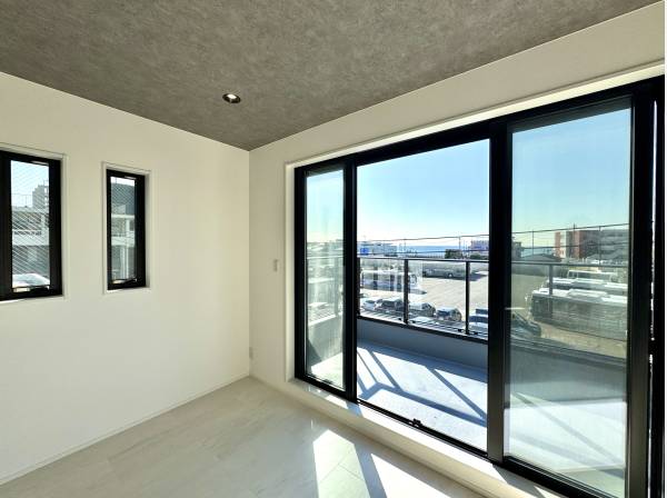 ベッドルームから海を望みます