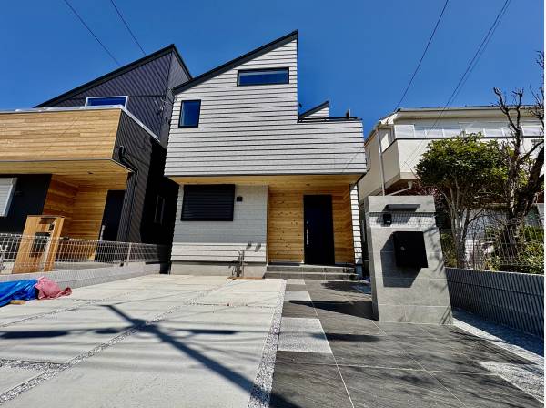 外観も湘南らしく、駐車場も広々と並列で2台停められますよ。