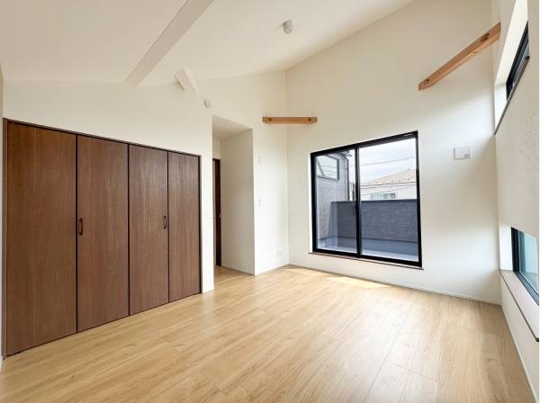 勾配天井×バルコニーの開放感溢れる主寝室
