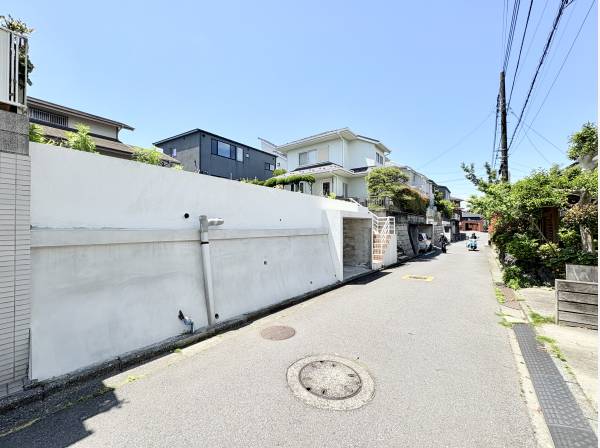 前面道路は幅4.17mの公道です
