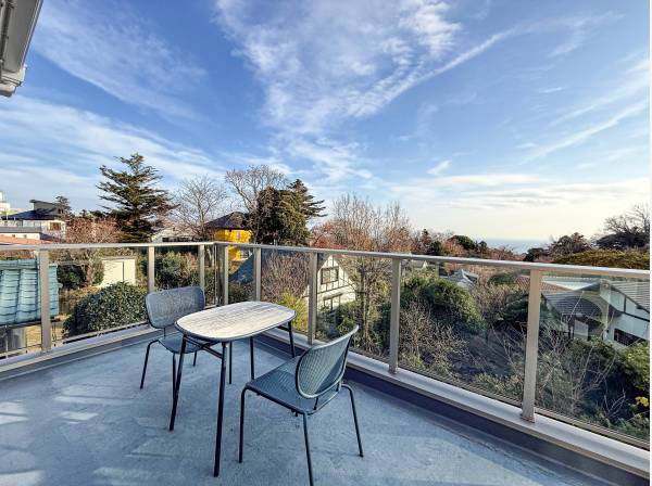 朝は２階のルーフバルコニーでコーヒーブレイクなど如何ですか？