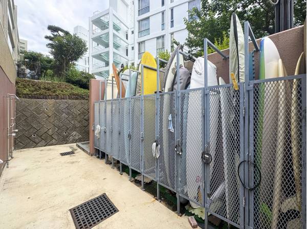 敷地内にはサーフボードを置けるスペースがあります