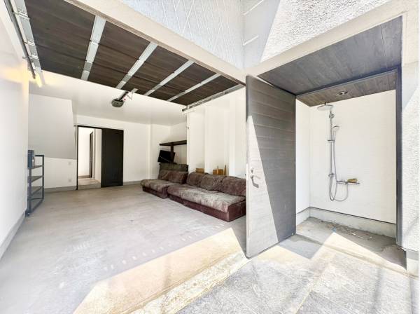 愛車を守るガレージと海遊び後に使える外シャワー完備