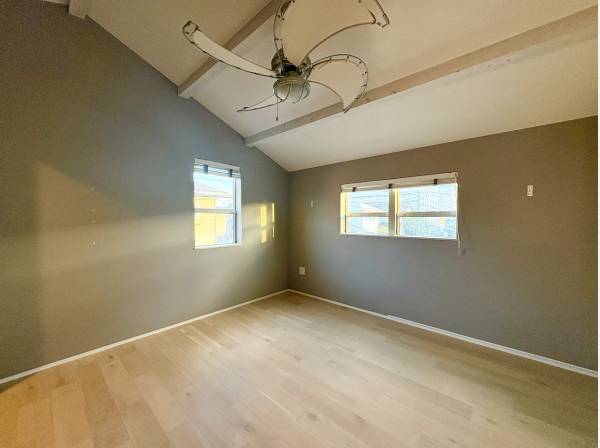 勾配天井の洋室が全3室ございます