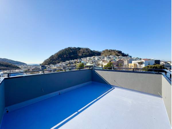 海を眺め、葉山の緑を望む贅沢な眺望