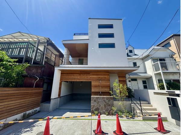 モダンでスタイリッシュな3階建＋屋上テラス