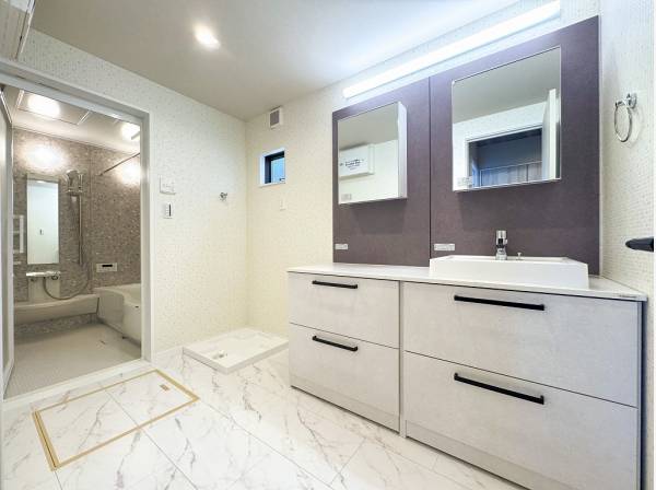 家族みんなが自分のペースで身支度できるツインミラーの洗面化粧台