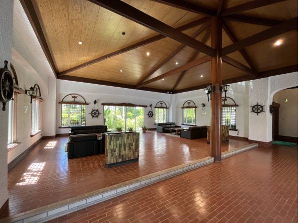 豪華客船のロビーのようなエントランス待合スペース