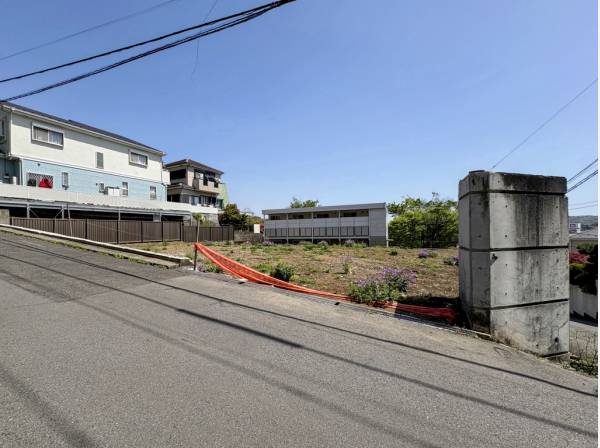 南東側の隣地が一段下がっているため抜けた眺めが愉しめます