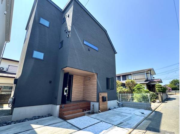 ブラックカラーでシックなエクステリア