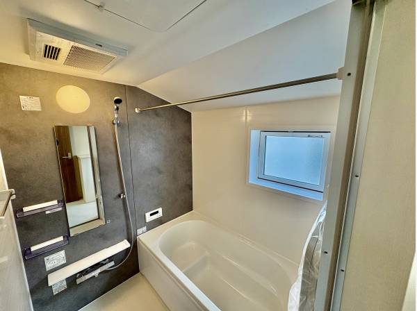 お風呂には浴室乾燥機付きです。
