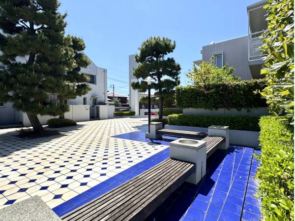 ゆとりある共用スペース、住民同士の穏やかな距離感を演出。