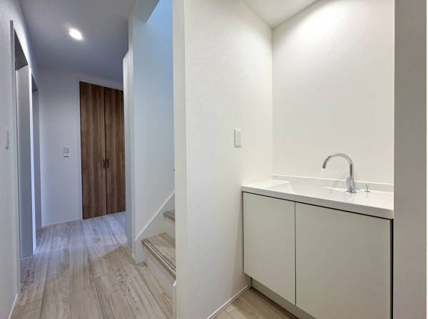 玄関スペースには手洗いカウンターを完備