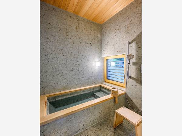 十和田石の気品と檜の香りに包まれる贅沢なバスルーム