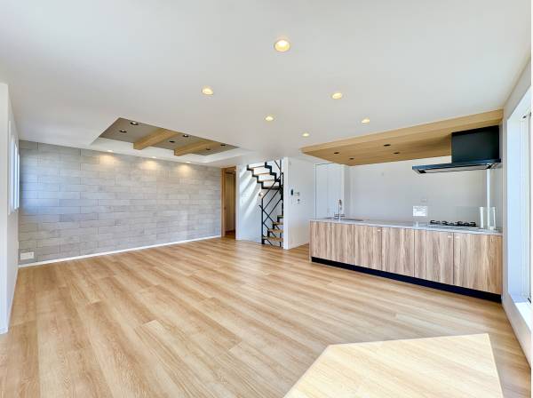 陽光をたっぷりと取りこむリビングでゆったりと過ごす休日