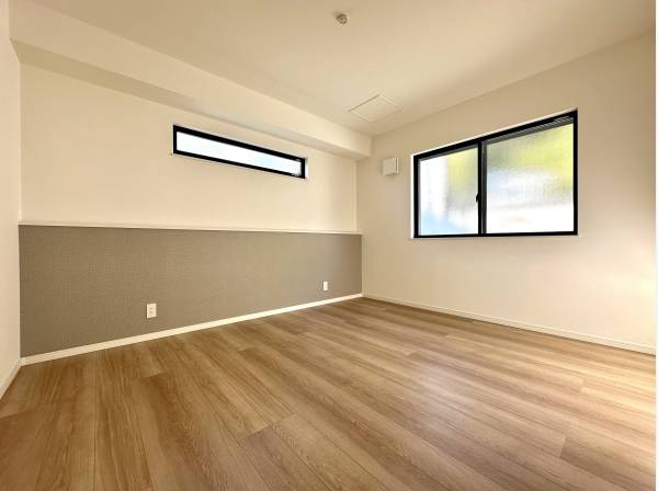 約7.9帖の主寝室/アクセントクロスが素敵です