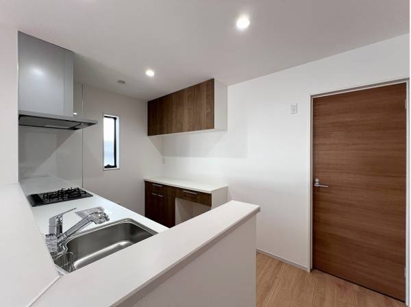 キッチンにはカップボードを備え収納豊富