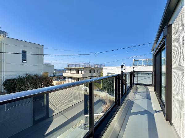 陽光が差込むバルコニー、洗濯物も気持ちよさそうにそよぎます